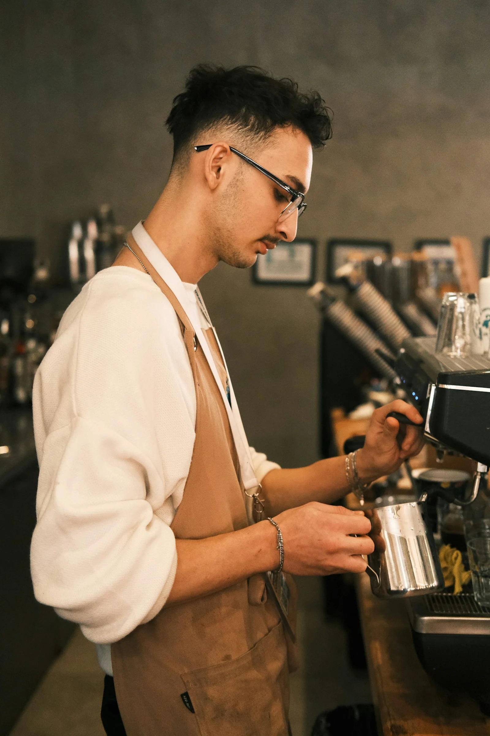 En barista bakom kaffebaren