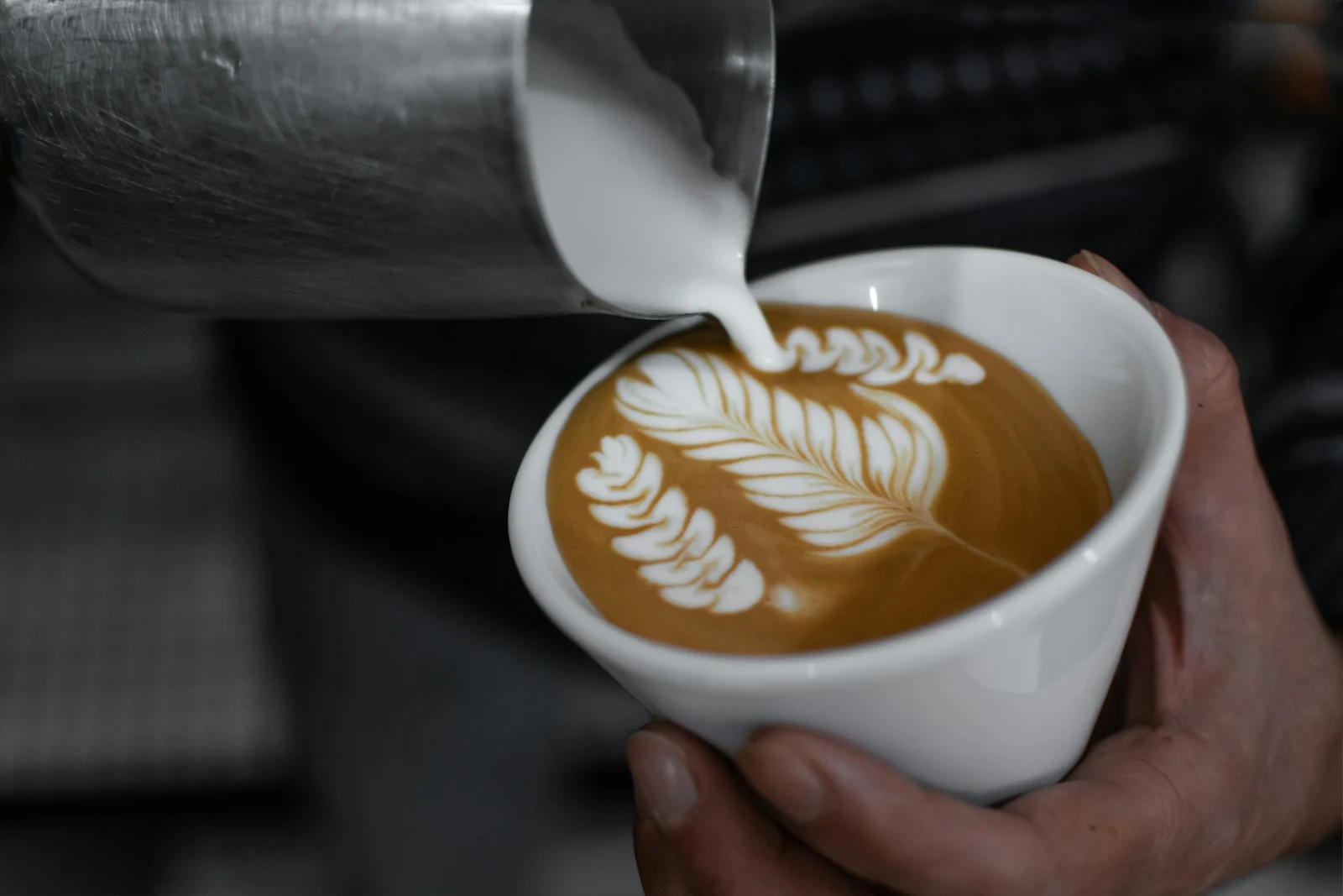 En lugn morgon med kaffe bland gröna växter