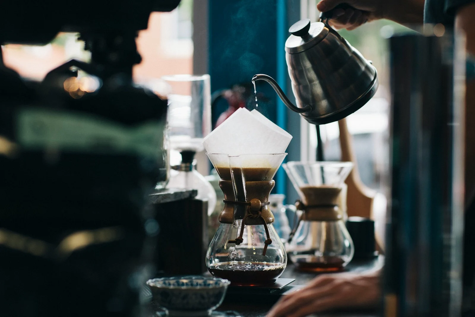 En person brygger kaffe